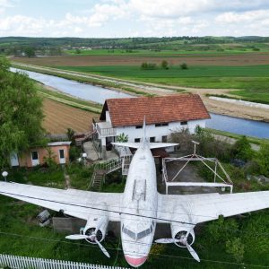 Avionul din Făget este o aeronavă sovietică de tip Lisunov Li-2